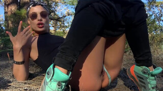 LaraJuicy - Les montagnes s'étendent entre culottes et tétons
